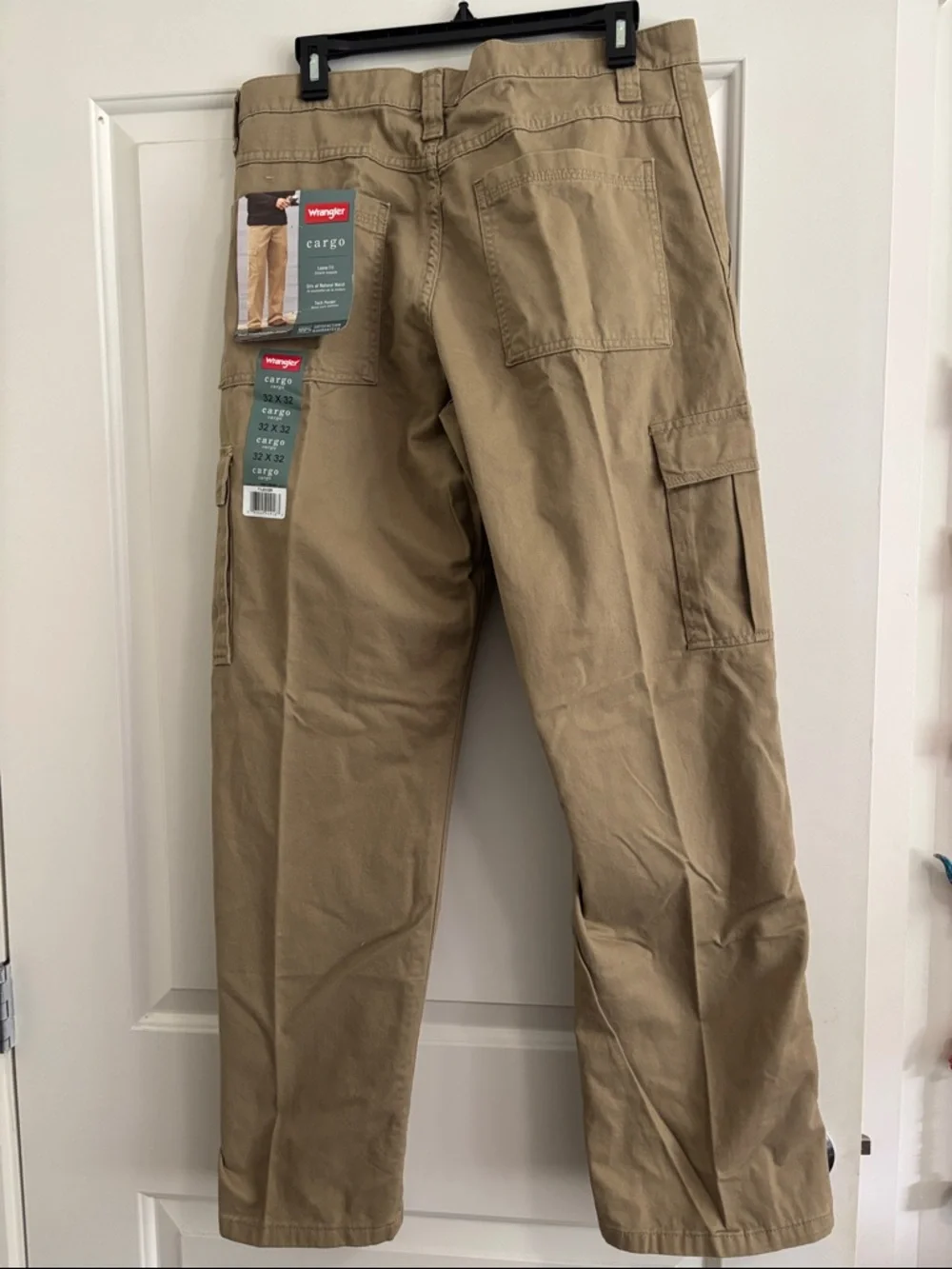 New! Men’s Wrangler khaki/tan cotton cargo pants, size 32x32, loose fit
